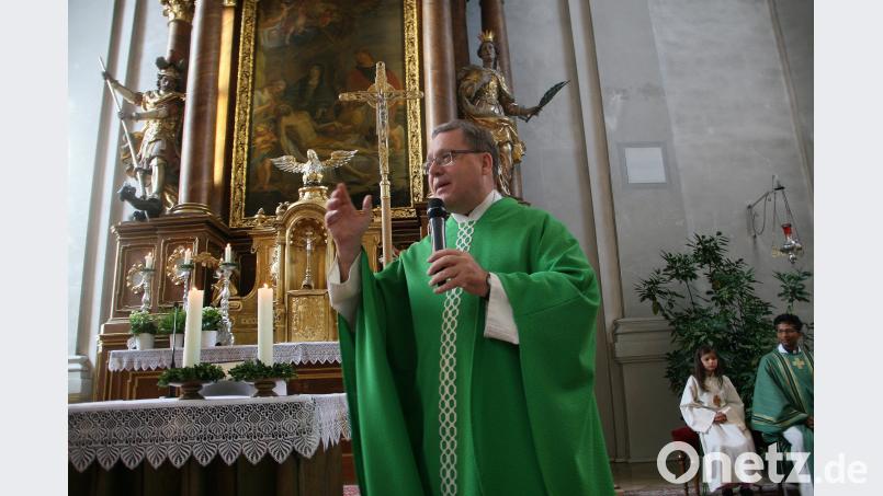 Pfarrer Manfred Strigl braucht für seine Predigt keinen Text, daher auch keinen Ambo. Sein „Rednerpult“ ist die Altartreppe. wro