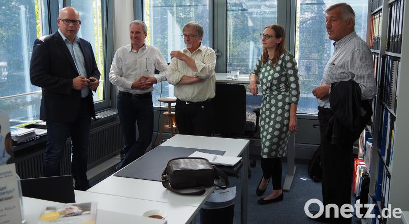 Bundestagsabgeordnete Lisa Badum informiert sich im ETZ Nordoberpfalz. Geschäftsführer Matthias Rösch (links) stellt die Einrichtung auch dem Landtagskandidaten von Bündnis 90/ Die Grünen, Klaus Bergmann, den Stadträten Veit Wagner und Karl Bärnklau (von links) vor. Bühner