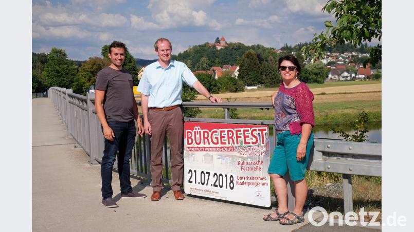 Thomas Käsbauer, Konrad Kiener und Maria Schlögl vom Organisationsteam werben für das Bürgerfest. twi