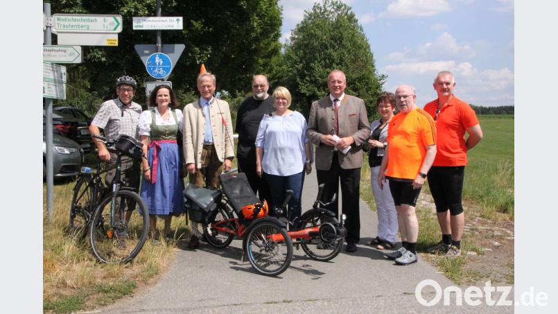 Die Teilnehmer der Fahrradsternfahrt zu den „Simultankirchen des Jahres“ sind die ersten, die sich über den druckfrischen Kirchenführer freuen. Mit dabei (von links): Pfarrer und Vorsitzender des Fördervereins Hans-Peter Pauckstadt-Künkler, Elvira Freifrau von Lindenfels und Bertold Freiherr von Lindenfels, Historiker Harald Stark, Pfarrerin Nadine Schneider, Bezirkstagspräsident und Schirmherr Franz Löffler, Kreisrätin Brigitte Scharf, Regionalbischof Hans-Martin Weiss und Bürgermeister Uli Roth. den