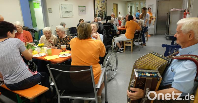 Das geplante Sommerfest im Garten des BRK-Seniorenheimes musste wegen ungünstiger Witterung in das Foyer verlegt werden. Alleinunterhalter Hans Giesl aus Stein spielte auf seiner Steierischen zünftig auf, lud zum Mitsingen und Mitklatschen ein. Bild: ohr