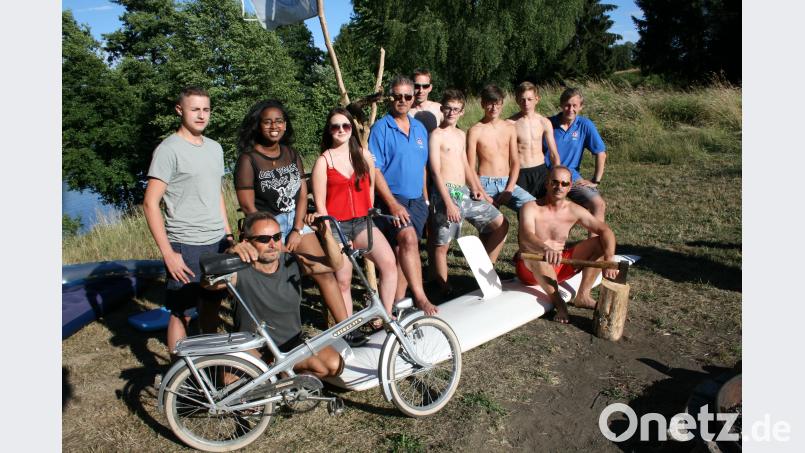 Mit Surfbrett sowie mit repariertem „Dienstfahrrad“ präsentiert sich ein Teil der Wasserwacht-Truppe. ROH