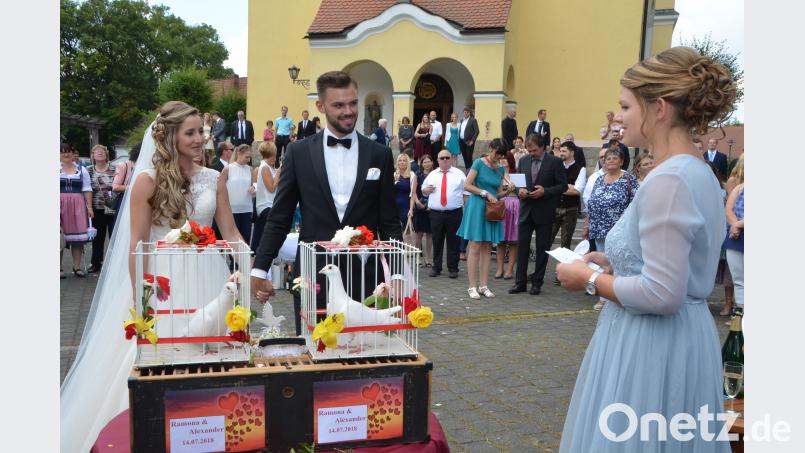 Es ist der schönste Tag im bisherigen Leben von Ramona Gallitzdörfer aus Albersrieth und Alexander Fritsch aus Waldau als sie sich am Samstag in der Benefiziumskirche St. Johannes Nepomuk ewige Treue versprechen. Bevor die Tauben in die Freiheit entlessen werden, gibt es noch ein Gedicht. dob