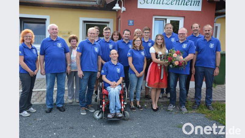 Für die kürzlich gekrönte Gaujugendschützenkönigin Sarah Weiß (mit Blumen) gestalteten die Concordia-Schützen jetzt einen eigenen Empfang. Glückwünsche gab es von zahlreichen Mitgliedern, darunter Vorsitzenden Martin Dietz (Dritter von rechts) und Schützenmeister und Bürgermeister Max Bindl (Vieter von links). jr