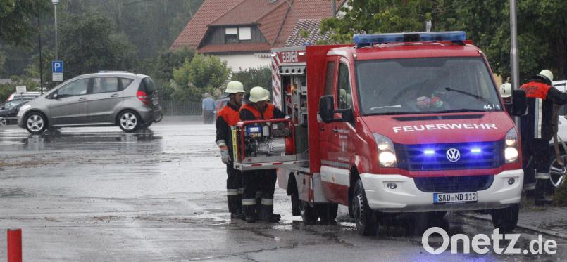 Überschwemmte Straßen, überflutende Kanäle und Wasser in den Kellern der Steinberger Häuser: Zum zweiten Mal innerhalb von sechs Wochen waren die Feuerwehren im Einsatz, um den Wassermassen nach den Regenfällen am Montagnachmittag Herr zu werden. Bild: Hirsch Bild: Hirsch