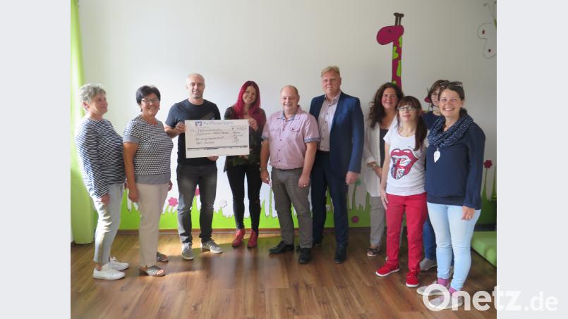 Michael Kraus und Carsten Linberg (Dritter und Fünfter von links) übergeben Jessika Wöhrl-Neuber (Vierte von links) einen Spendenscheck. Mit ihr freuen sich Donata Zöllner, Christa Völkl, Reinhard Herr, Kerstin Graf, Deborah Bregler, Caroline Müller und Kathrin Karban-Völkl (von links). jzk