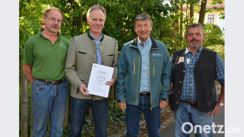 Seit vier Jahrzehnten bei den Bayerischen Staatsforsten ist Hermann Köpf (Zweiter von links) beschäftigt. Der gebürtige Allgäuer wurde jetzt im Rahmen einer Betriebsversammlung geehrt. Dazu gratulieren Forstbetriebsleiter Gerhard Schneider (Zweiter von rechts), sowie Personalratsvorsitzender Bernhard Sticht (rechts) und Wolfgang Schödel (links) als Vertreter der Beamten. jr