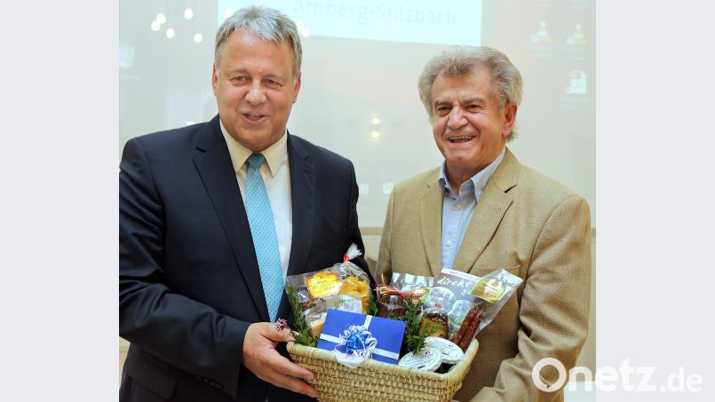 Landrat Richard Reisinger (links) beglückwünscht Sebastian Schärl anlässlich dessen 40-jähriger Mitgliedschaft im Kreistag. Wolfgang Steinbacher