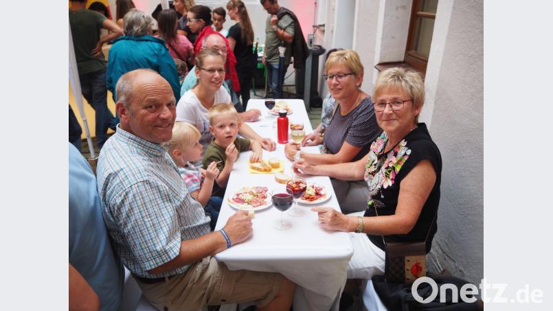 Spanische Leckereien schmecken am Tisch im Hof des Hanklhauses. krb