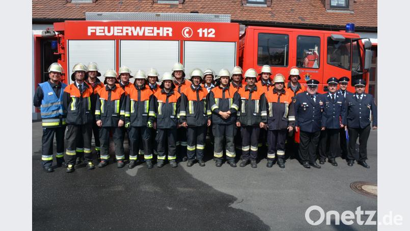 Die erfolgreichen Brandschützer mit (von rechts) Kreisbrandmeister Florian Trießl, Feuerwehr-Vorsitzendem Christian Grillmeier, den Kreisbrandmeistern Albert Fröhlich und Dieter Höfer sowie Kommandant Franz Bauernfeind. jr