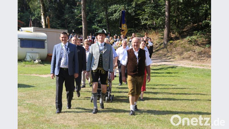Der Kirchenzug ist eingetroffen im Magdalenental: (von links) Landrat Thomas Ebeling Vorstand Andreas Schatz und Bürgermeister Josef Deichl Bild: ral