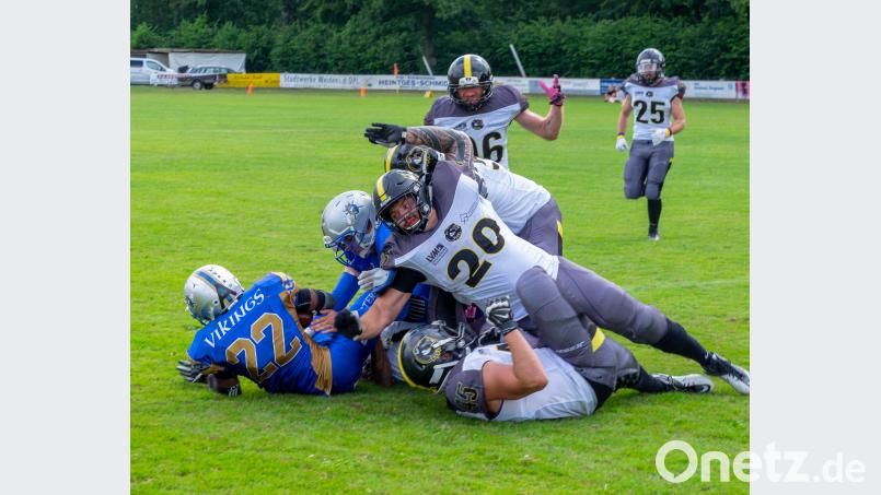 &lt;p&gt;Die Verteidigung der Mad Bulldogs Amberg (helle Trikots) schaffte es mit vollem K&amp;ouml;rpereinsatz immer wieder, das starke Laufspiel der Weiden Vikings zu stoppen.&lt;/p&gt;
 Fabian Gruber