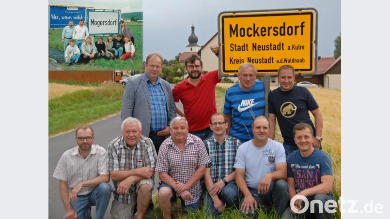 Den Besuch des Bürgermeisters der Partnergemeinde Mogersdorf aus Österreich nutze eine Gruppe Feuerwehrler um wie vor 24 Jahren in Österreich vor dem Ortsschild ein entsprechendes Bild zu machen. In der linken oberen Ecke ist das alte Bild zu sehen. Vordere Reihe: Armin Hofmann, Hermann Gmelch, Wolfgang Brandl, Klaus Deubzer, Michael Dötsch, Stefan Walter. Hintere Reihe: Josef Korpitsch, Wolfgang Haberberger (im Bild 1994 Karl Pühl), Hermann Leiter und Markus Walter. ow