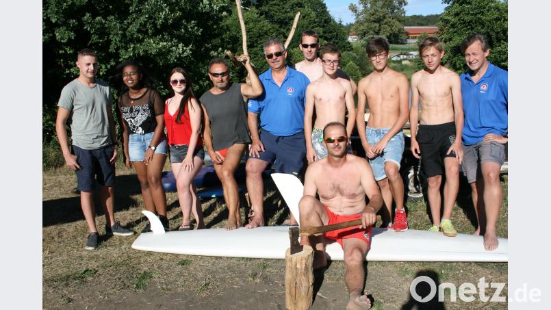 Ein Teil der Wasserwacht tritt nach dem Badevergnügen zum Beheizen des Grills an. Vorne Grillmeister und Jugendwart Markus Kellner, rechts Vorsitzender Markus Münchmeier. ROH