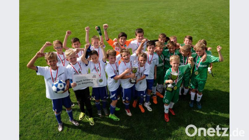 Metropolmeister SpVgg Greuther Fürth und SV Raigering (helle Trikots). Roland Fengler