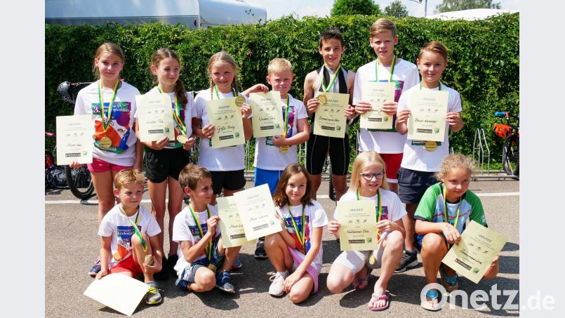 Urkunden und Medaillen bekamen die Sportler für ihren Start beim Kindertriathlon überreicht. agr