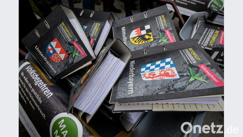 Etliche Ordner mit gesammelten Unterschriften für das bayerische Volksbegehren liegen aufeinander. Foto: Matthias Balk/Archiv Matthias Balk