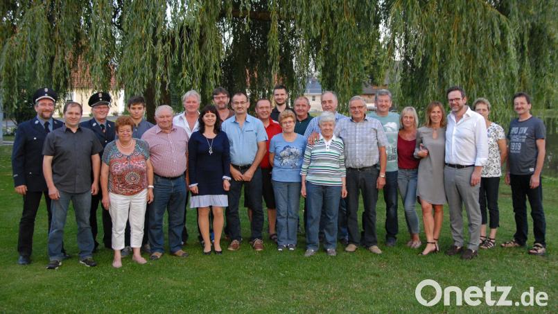 Zum 75. Geburtstag musste Gerhard Dollhopf (Siebter von rechts) viele Hände zu schütteln. Neben den Verwandten, Nachbarn und Freunden gratulierten Ehefrau Brigitte (Achte von rechts) und die beiden Söhne Robert (hintere Reihe, Sechster von links) und Markus (Dritter von rechts). Bürgermeister Wolfgang Haberberger (hintere Reihe Fünfter von links) und eine Abordnung der Feuerwehr mit Vorstand Wolfgang Ciesielski (hintere Reihe, Zweiter von links) und Kommandant Ulli Preißinger (hintere Reihe, links) waren ebenfalls gekommen um ihre Glückwünsche zu überbringen. ow
