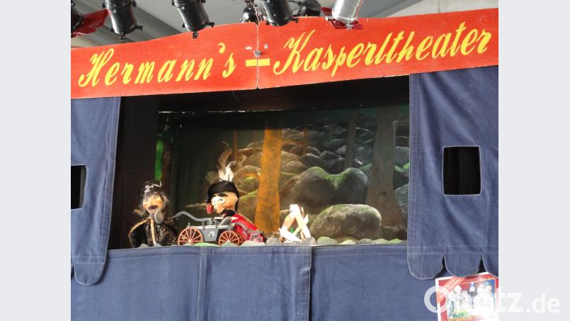 Räuber Hotzenplotz in seinem Versteck am Doost mit der Spritzpumpe pap