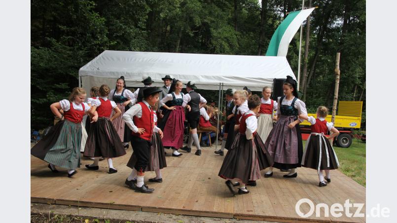 Die Kinder und Jugendlichen gaben beim Tanz ihr Bestes und erfreuten so die vielen Besucher. Bild: ral