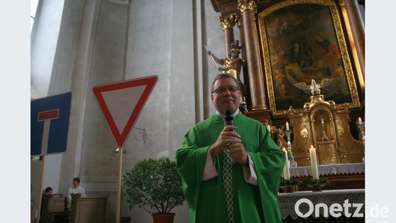 Wie alle Jahre beendete Pfarrer Manfred Strigl auch heuer wieder den Gottesdienst mit einem Witz - diesmal zum Thema: Medizin für erkrankte Klosterschwestern. Bild: wro wro