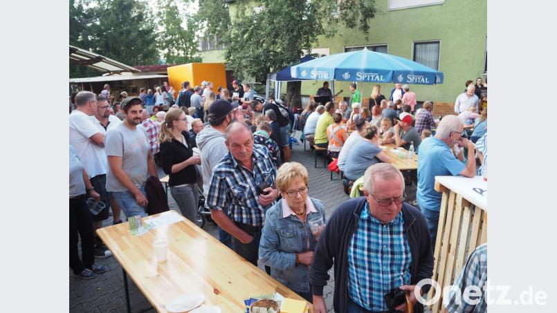 Nicht nur beim &quot;Bierhimmel&quot; warten die Gäste geduldig, biss sie an der Reihe sind. krb