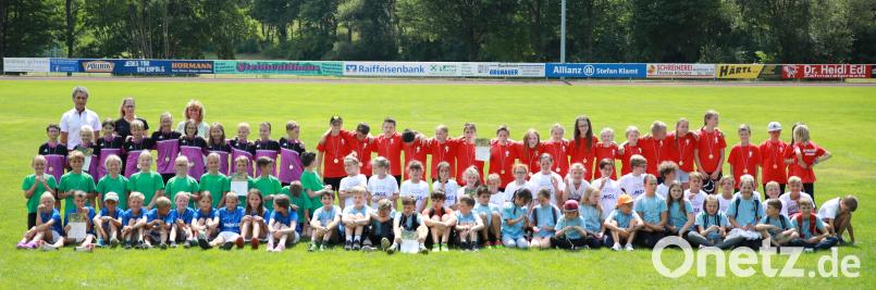 Die ersten drei Gewinnermannschaften der beiden Wettkampfgruppen des Leichtathetik-Kreiswettbewerbs im Sportzentrum mit (hinterste Reihe von links) Schulrat Rudolf Kunz, Fachlehrerin Silke Stich und dritte Bürgermeisterin Sonja Heindl. njn