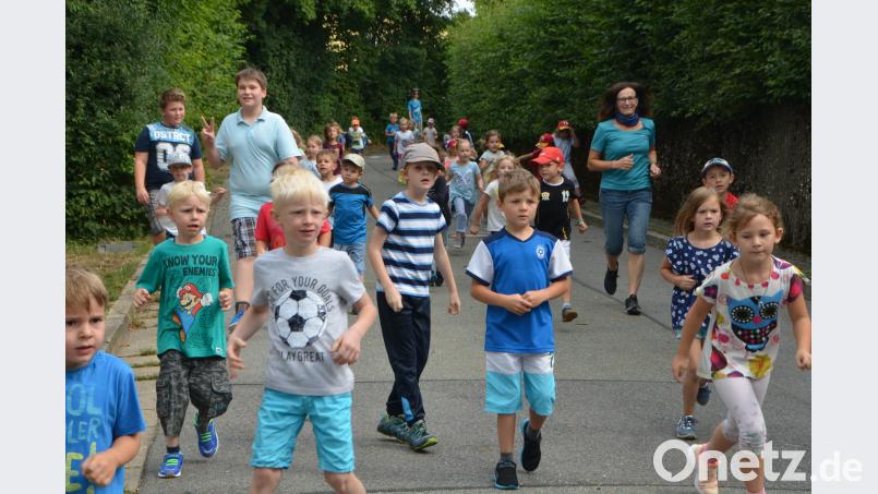 Rund 250 Kinder aus Sonderpädagogischem Förderzentrum, SVE und den Kindergärten machen sich Runde für Runde auf den Weg durch das Sportzentrum. Gut 900 Euro kamen zusammen. dob