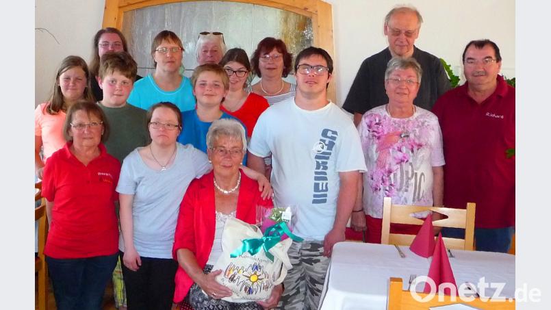 Frieda Bucher (sitzend) unterstützte die Kontaktgruppe mit einer Spende. agr