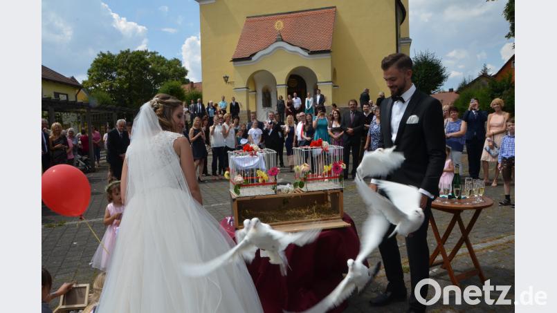 Es ist der schönste Tag im bisherigen Leben von Ramona Gallitzdörfer aus Albersrieth und Alexander Fritsch aus Waldau als sie sich am Samstag in der Benefiziumskirche St. Johannes Nepomuk ewige Treue versprechen. dob