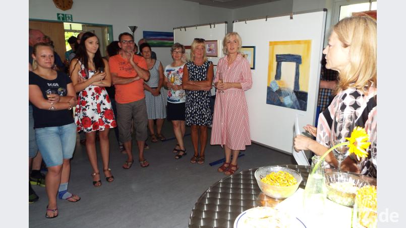 Veronika Frenzel (rechts) bei der Ausstellungseröffnung im Jugendheim Theuern. e
