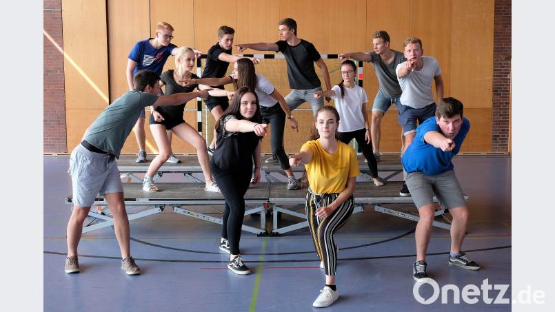 Die Theatergruppe zeigt unsere Aufnahme bei der Probe in der Turnhalle. Bild: twi