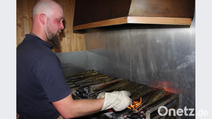 Michael Denk grillt Forellen wie am Fließband. kro
