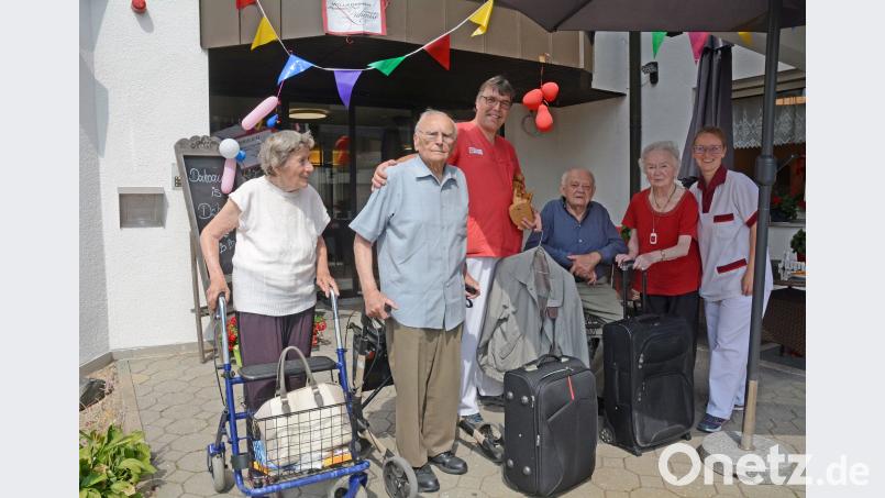 Sie sind endlich wieder daheim: Patrick Bodensteiner (Dritter von links) und Heimleiterin Stefanie Schricker empfangen die Bewohner (von links) Inge Bauer, Josef Karl, Christoph Beierl und Herta Pöllmann. Schönberger