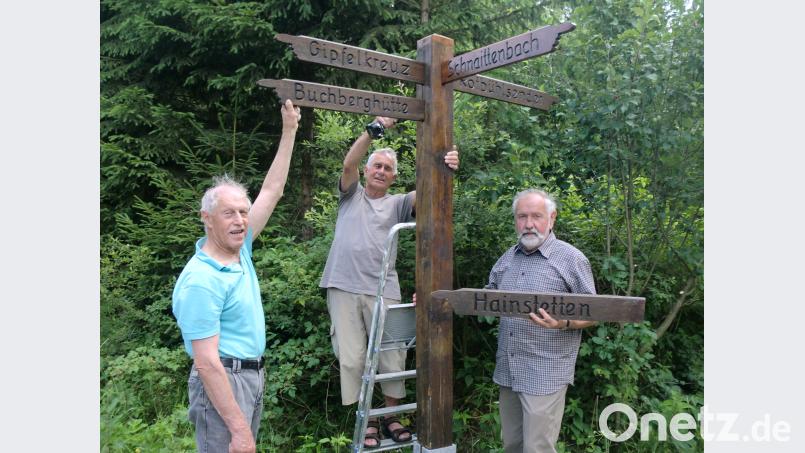 Die Heimat- und Buchbergfreunde Erwin Meier, Heinz Gebhardt und Rainer Biller (von links) beim Aufstellen der neuen Senderkreuztafel an der Kreisstraße AS 19 von Schnaittenbach nach Hainstetten. sh