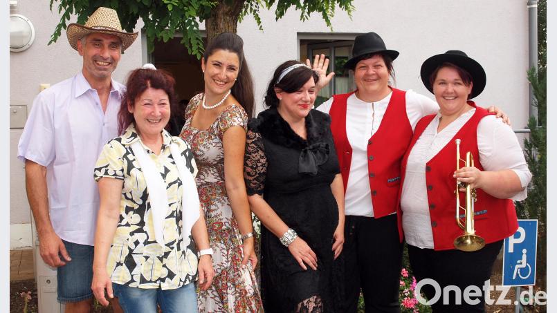 „Bekannte Schlagerstars“ traten beim Sommerfest des BRK-Seniorenheims in Ensdorf auf (von links): Georg Faulhaber als Henry Valentino mit Sylvia Maubarak als Uschi, Anita Holliday stand als Manuela auf der Bühne, Astrid Kerner alias Conny Francis und Irmi Meier sowie Simone Trepesch gaben die Wildecker Herzbuben. sön