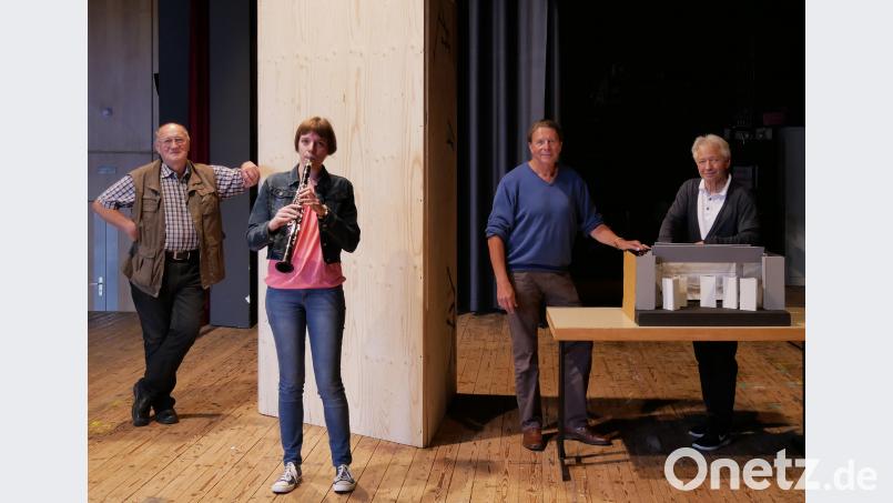 Bühnenbauer Anton Beer, Musikerin Franka Plößner, MTT-Vorsitzender Florian Winklmüller und Regisseur Manfred Grüßner (von links) bei einer der ersten Besprechungen auf der Bühne im Kettelerhaus. tr