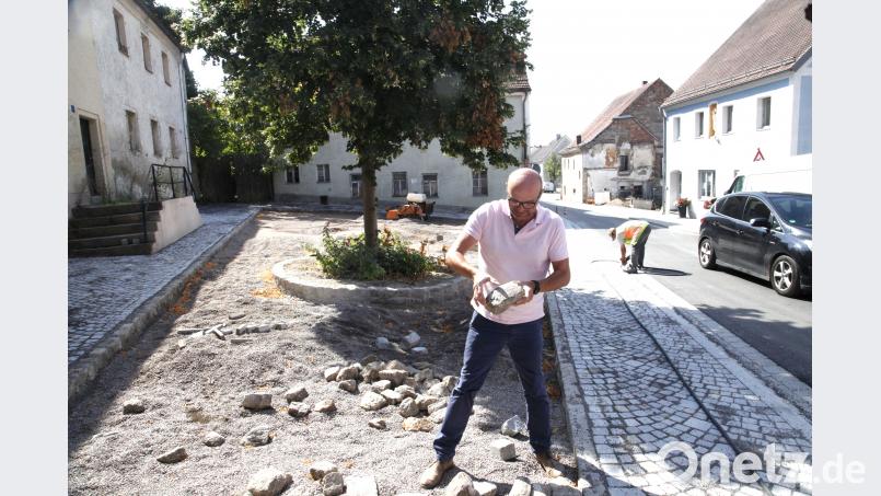 Am General-Stephan-Platz, der momentan gepflastert wird, entsteht ein Brunnen. Bürgermeister Maximilian Beer prüft die „alten“ Steine, die wieder verwendet werden sollen. Als Reminiszenz an die Geschichte des Orts. Hirsch
