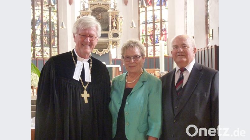 Landesbischof Heinrich Bedford-Strohm (links), Ordinationsjubilar Eberhard Steinacker (rechts) und dessen Lebensgefährtin Marianne Reinhardt.  Holger G. Lang