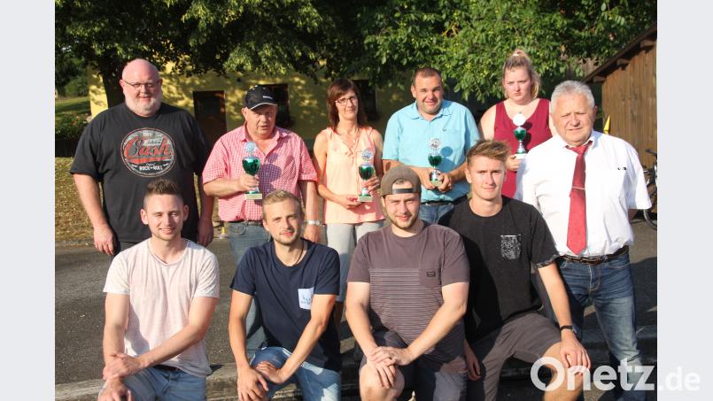 Die Oberviechtacher Stadtmeister im Stockschießen kommen wieder einmal aus Niedermurach. (Vorne von links) Günther Pröls, Andreas Prey, Jonas Schlagenhaufer und Christopher Kiener. Dahinter die Mannschaftsführer der weiteren Pokalgewinner und Wettbewerbsleiter Joachim Welnehofer (hinten links) sowie Dritter Bürgermeister Peter Forster (vorne rechts). frd