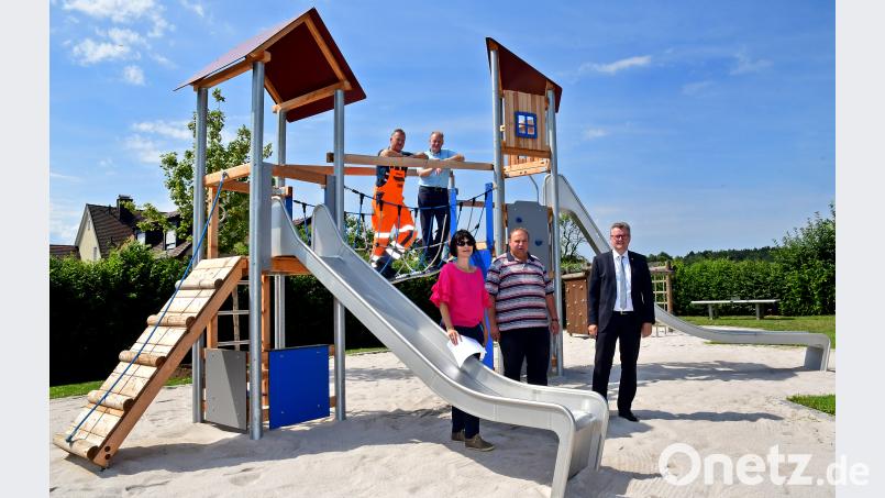Sie sind stolz auf den gelungenen neuen Spielplatz: von links Peter Pfortner und Erwin Turner (oben) Christine Schaller-Kokesch, Klaus Herbst und Bürgermeister Michael Göth. Hartl