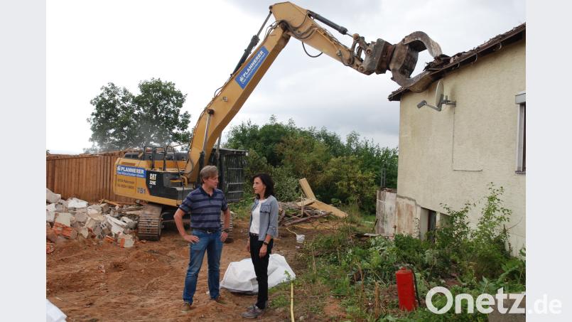 Die "Villa" (rechts) im Baugebiet "Viehhof" wird abgebrochen. An dieser Stelle solll das geplante Seniorenzentrum entstehen. bey