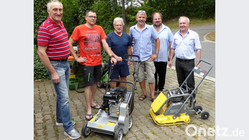 Beim Tag der offenen (Container-)Tür präsentiert der Vorstand den neuen Vertikutierer und die Rüttelplatte: Von links: Manfred Zeiss, Gerätewart Thomas Gebhardt, Manfred Buschbeck, Christian Schlecht, Kassier Josef Sommer und Vorsitzender Gerhard Scharl. fsb