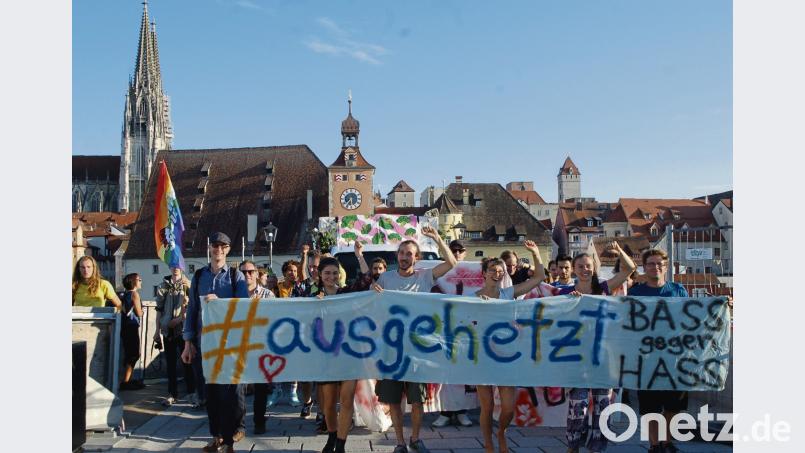 "Ausgehetzt": Unter diesem Motto zogen die Demonstranten über die Steinerne Brücke gib