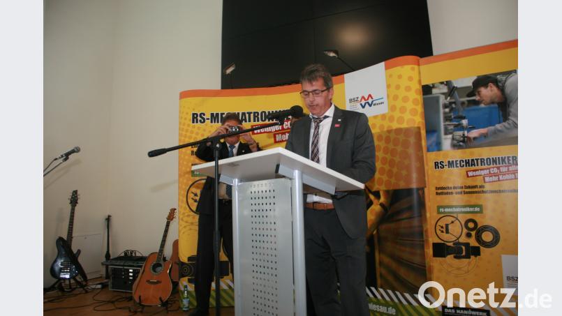 Innungsobermeister Meinhard Berger (Süd) nahm die Freisprechung in der Schulaula vor. Bild: wro wro