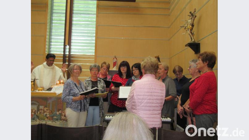 Elisabeth Liedl dirigiert den Frauenchor der Liedertafel beim Gedenkgottesdienst für Anni Fiebig. jzk