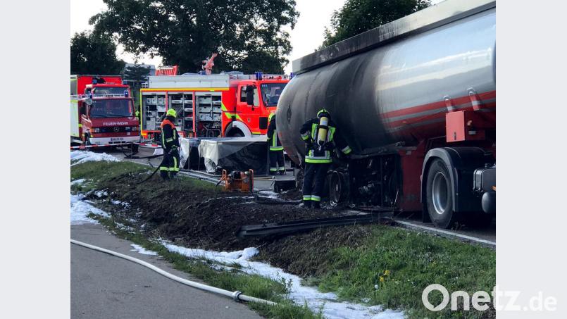 Nach einem erfolglosen Löschversuch hat der Fahrer eines mit Kraftstoff beladenen Tanklastzuges sein brennendes Gefährt aus der Stadt in unbewohntes Gebiet gefahren. Manfred Erhard/Feuerwehr Stadt Schrobenhausen/dpa