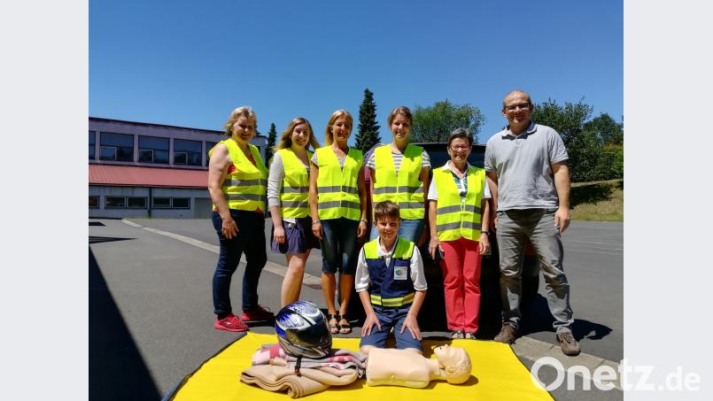 Die Lehrerinnen der Grundschule Neualbenreuth sind dank BRK-Ausbilder Manfred Maurer wieder fit in Erste Hilfe. exb