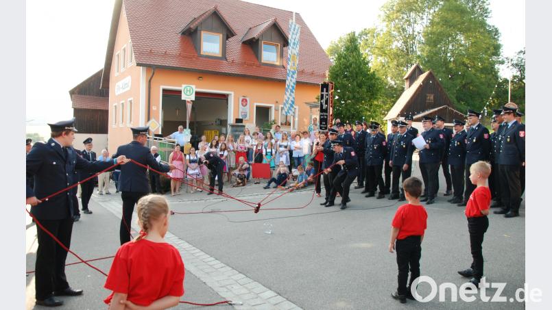 Die Flasche Bier musste mit vier waagrecht gespannten Seilen in einen Krug eingeschenkt werden. Portner