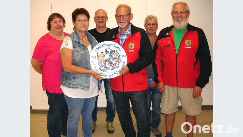 Die Besten beim Geburtstagsschießen (von links): Claudia Specht, Scheibenspenderin Ingrid Schmer, Josef Singer, Gewinner Günter Kaczorowski, Alfred Hertl und Georg Pickelmann. smr